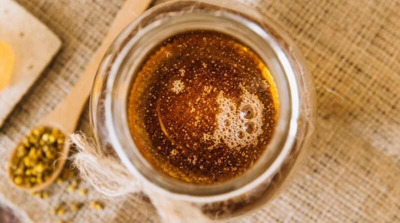 Foto de um copo cheio de mel