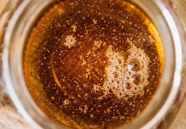 Foto de um copo cheio de mel