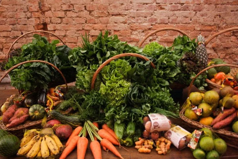 Melhores lugares para comprar orgânicos na Vila Madalena em SP 2 Foto de uma bancada com alimentos orgânicos