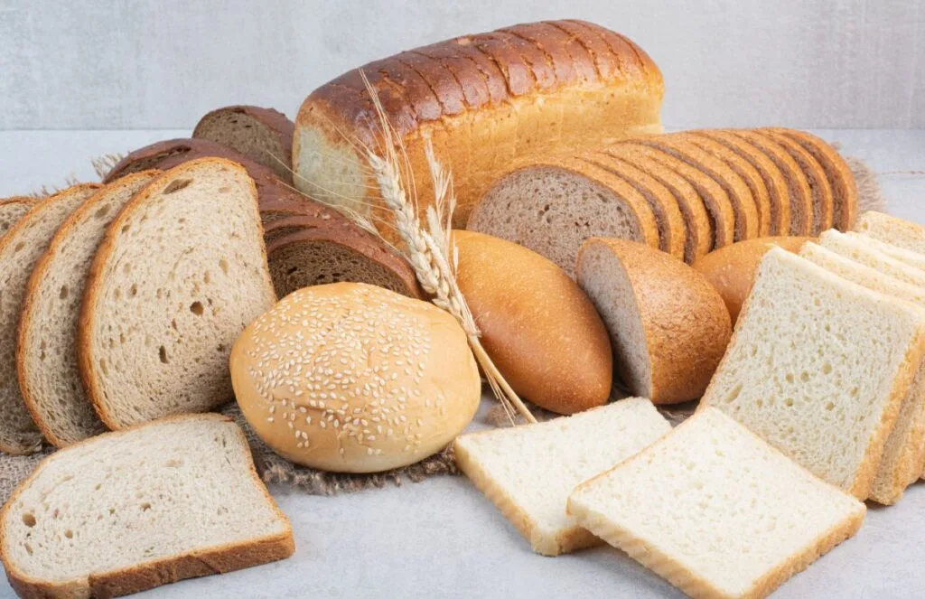 Carboidratos complexos: o que são e uma lista de alimentos 1 Alimentos com carboidratos complexos - foto com pães e cereais
