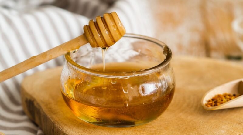 Na imagem: Foto de uma tigela de mel. Matéria sobre como escolher, armazenar e consumir mel
