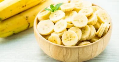 fatias de banana amarela crua na tigela de madeira