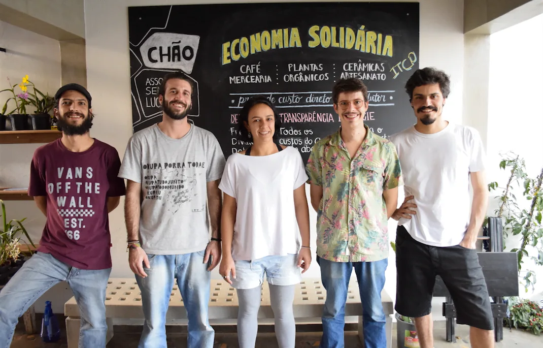 Cinco dos sete associados do Instituto Chão: Luiz Fernando Schreiner, Thiago Gardia, Carol Morelli, Vitor Mortara e Vladimir Paternostro.