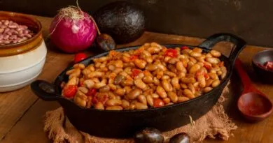 Feijão é Carboidrato ou Proteina? Saiba aqui! Prato de Feijão